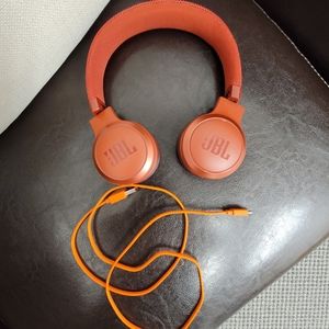 JBL Live 400BT headphones